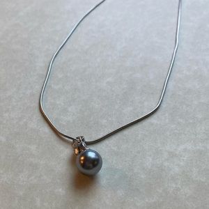 Silver necklace with faux Pearl.